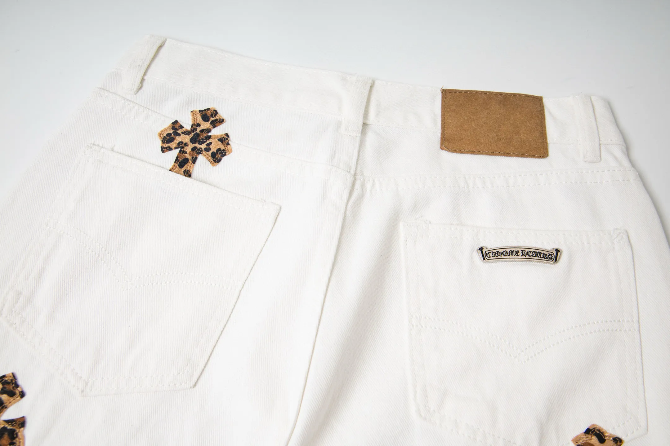 P240 💰 (Top version) Chrome Hearts/Chrome Hearts Classic white hand-painted leopard print series colorful leather cross washed color fabric unisex denim trousers Vibe style straight stacked god-level version Carbon fine bias denim color cloth Old vintage full set of hardware - Chrome Hearts white cow series The high version uses high-ounce custom fabrics, fermentation washing and soft color fixation, soft and thick to wear, the details are all made by hand-polished craftsmanship, all-over printed jacquard fabric Unique design style. Through multiple processes to create a full retro feel. Unique niche non-contrast shirt. Customized distressed spray-painted buttons. Craftsmanship in every detail. Color: white hand-painted leopard print. Size: 28-30-32-34 (corresponding to S-M-L-XL)